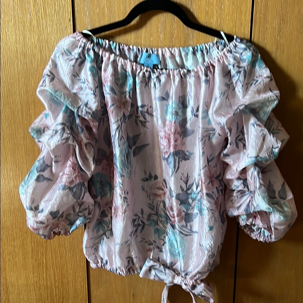 CeCe off the shoulder floral blouse with 3/4 sleeves. Perfect cond. Sz. XS.